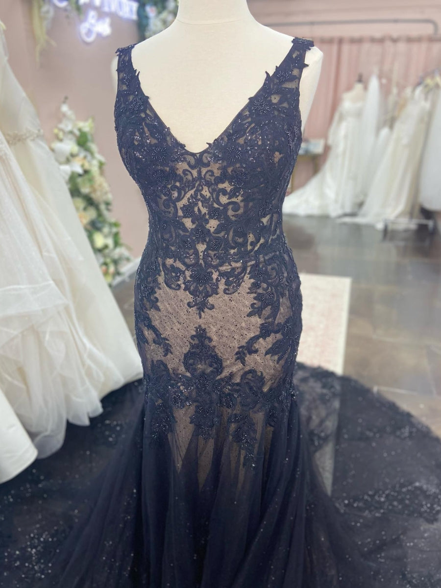 Black Straps V-neck Mermaid Wedding Dress With Beads Lace Alternative Bride Gown